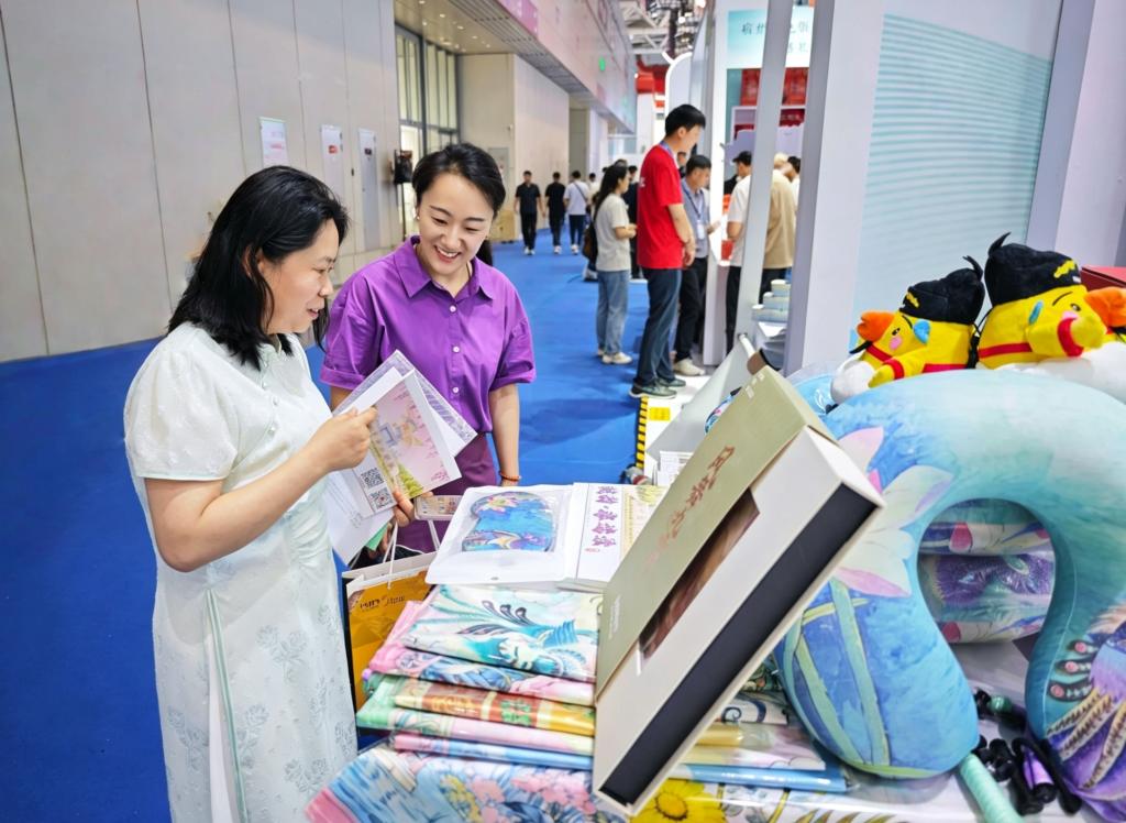 文博盛会展风采 皖韵匠心绽鹏城:滁州城市职业学院文创产品亮相(深圳)国际文化产业博览交易会