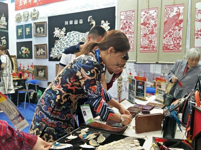赫哲民族文化艺术产业基地亮相第六届中国国际文化艺术博览会 —— 搭建文化交流新平台，绽放非遗魅力